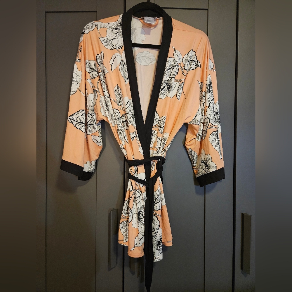 🩷5/$25🩷 Floral Front Wrap Kimono, Size Large